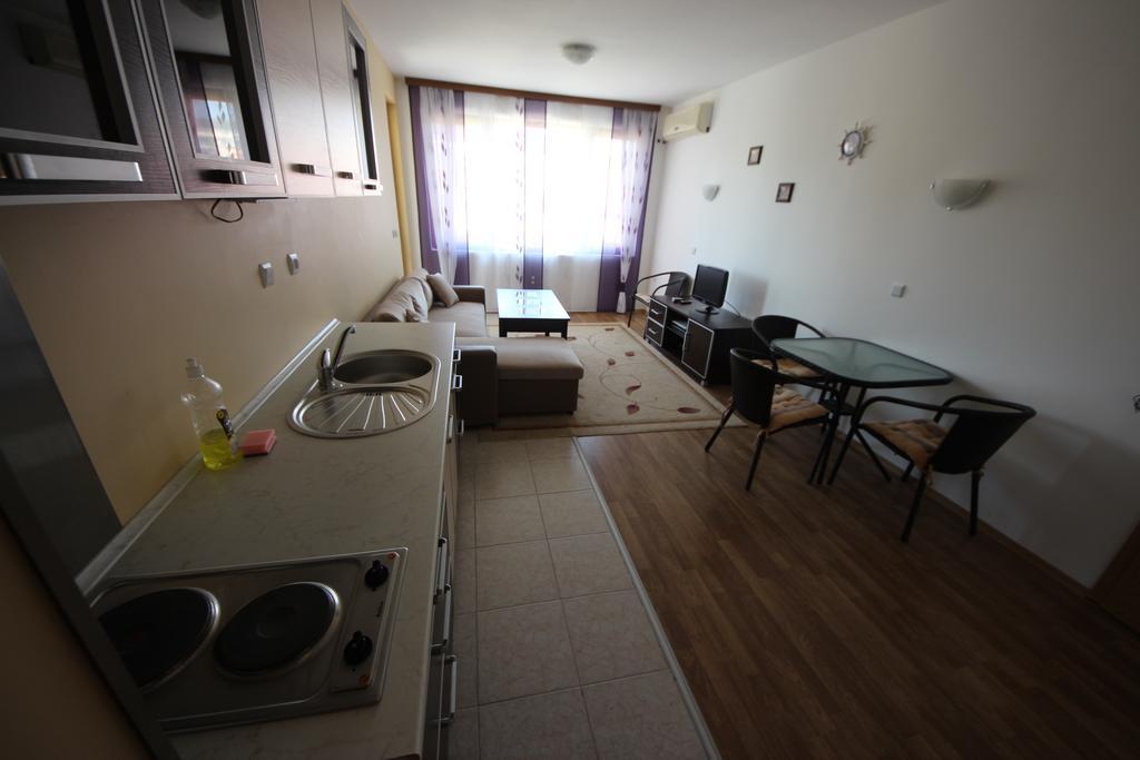 Menada Diamond Bay Apartments Sunny Beach Room photo